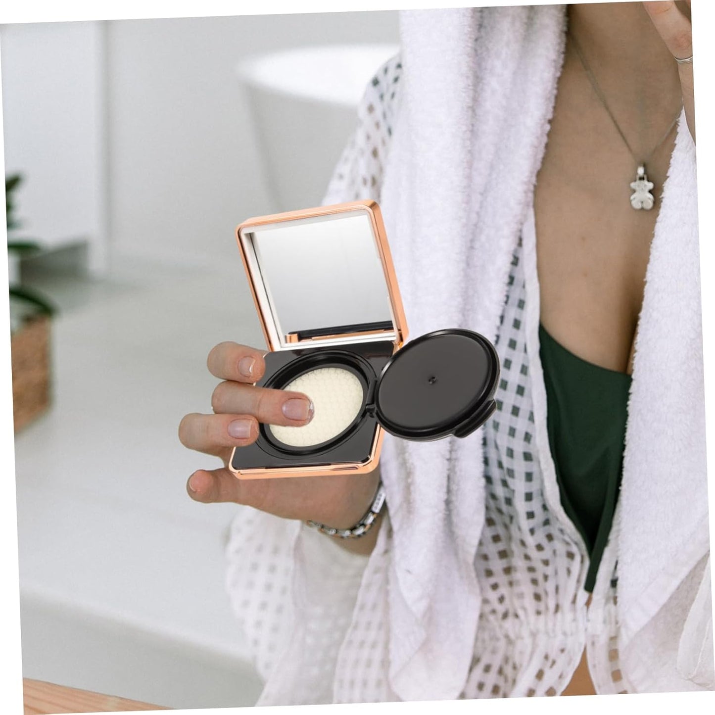 Empty Cushion Foundation Case with Sponge Puff Magnetic Makeup Container for Loose Powder Cream Portable Compact Design with Mirror Makeup Foundation Case for Travel Outdoor Use