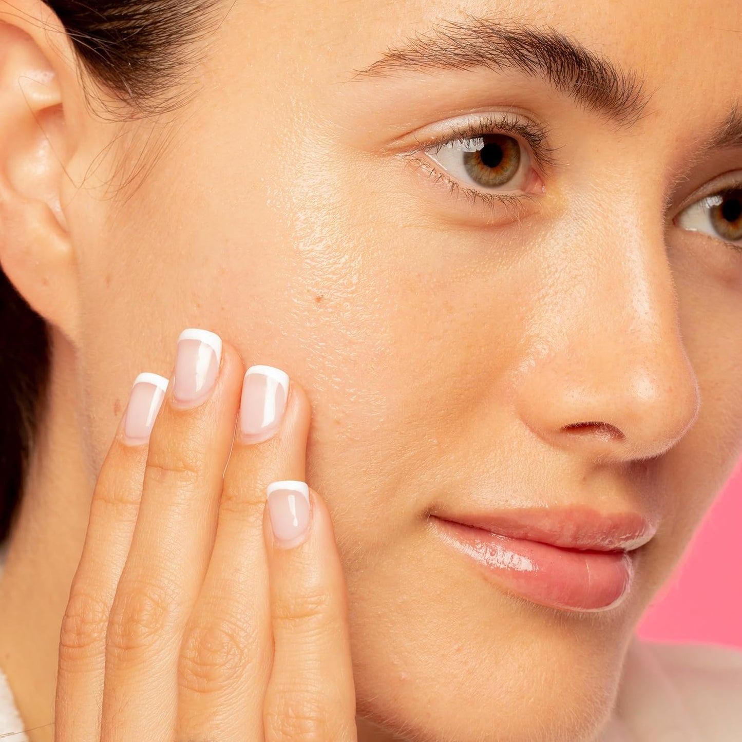 Good Molecules Daily Brightening Serum - Hyaluronic Acid Serum with Beta Arbutin to Target Dark Spots - Brightening and Anti-Aging Skin Care for Face